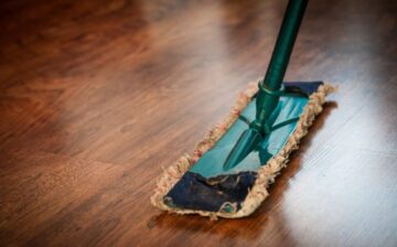floor cleaner cleaning wooden floor