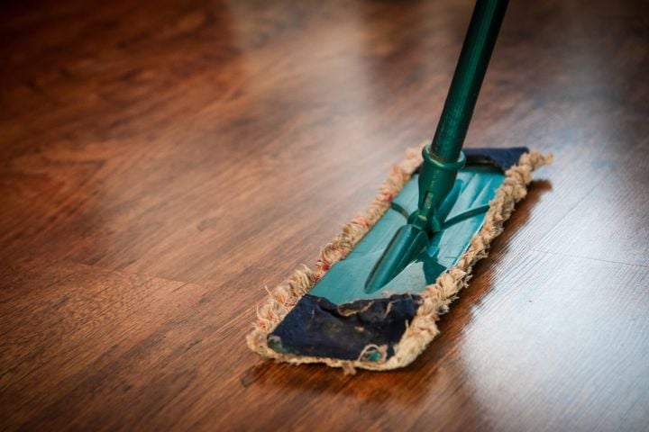 floor cleaner cleaning wooden floor