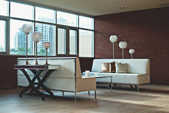 Dining room decorated with armchairs and lamps