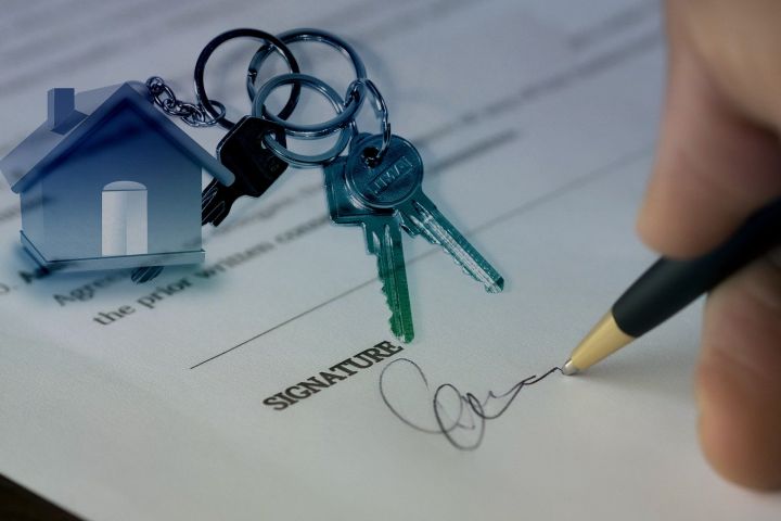 Signing of house sale contract and keys