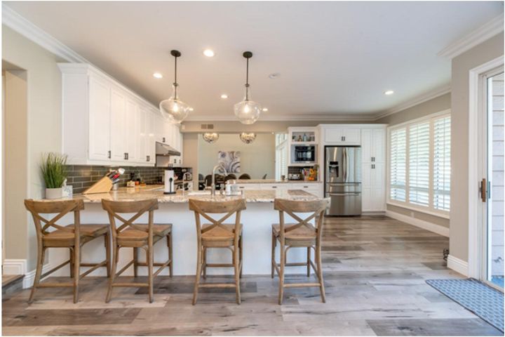 kitchen decorated in white