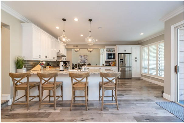 picture of a large home kitchen