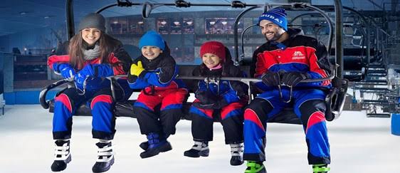 skiiers at Ski Dubai