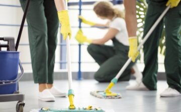 women cleaning for cleaning agency