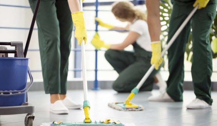 women cleaning for cleaning agency