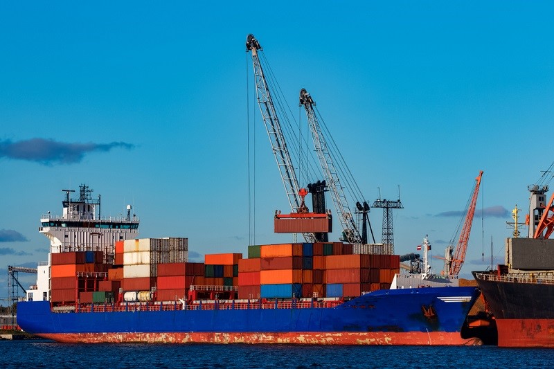 Container ship and cranes