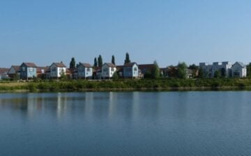 lakefront houses