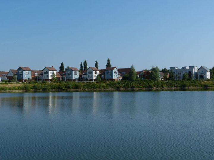lakefront houses