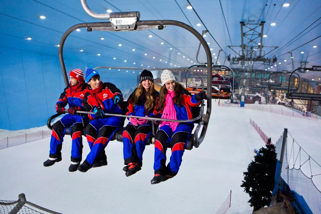 skiiers at Ski Dubai