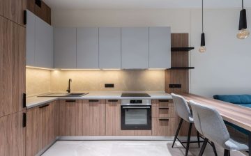 Minimalist kitchen benefiting from ample hidden shelving