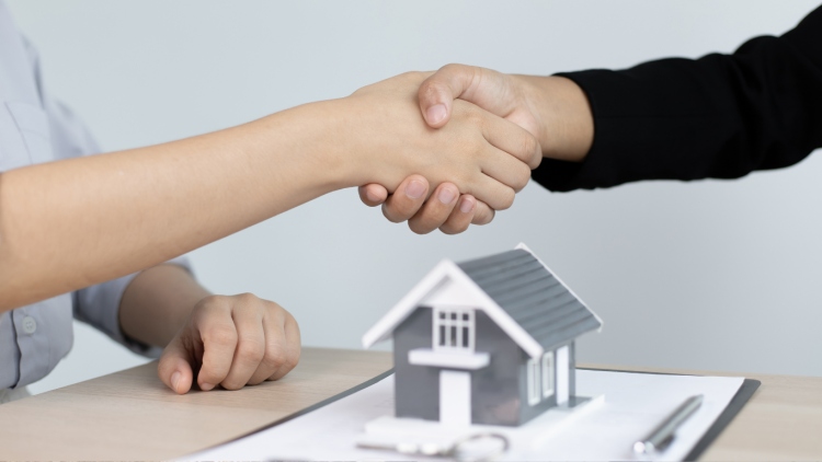 Pros and Cons of Working as Real Estate Agent