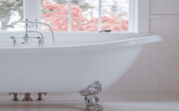 BATH TUB