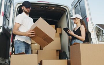 a mover an a woman moving boxes