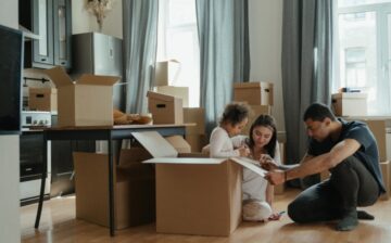 parents teaching a child before moving