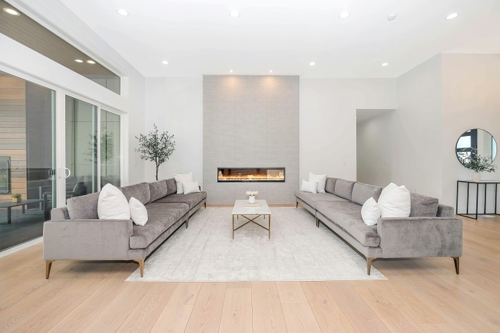 dining room decorated to make it more spacious