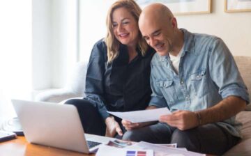 pareja arreglando sus finanzas al mudarse juntos