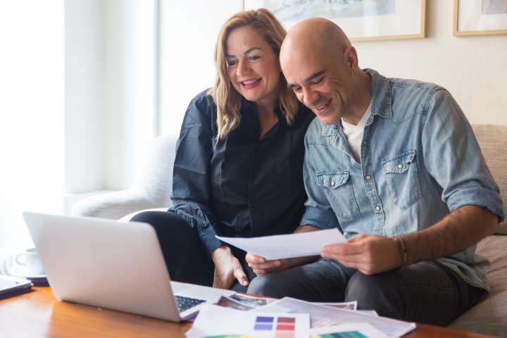 pareja arreglando sus finanzas al mudarse juntos