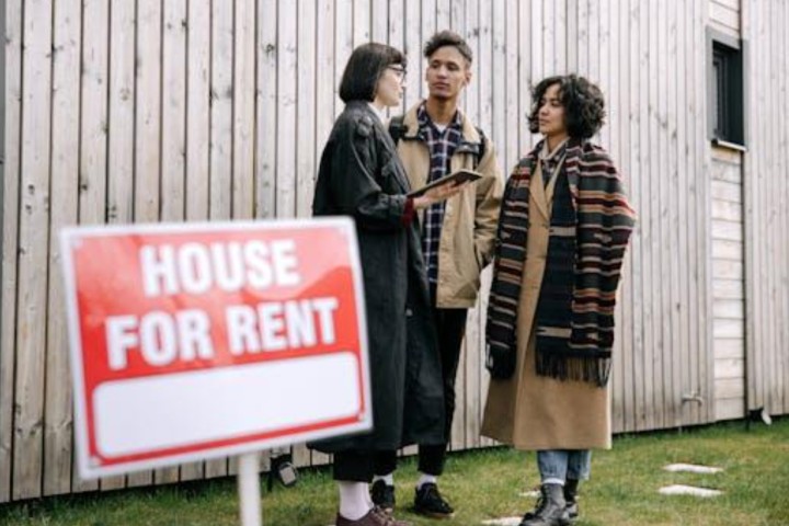 woman showing house to couple for rent