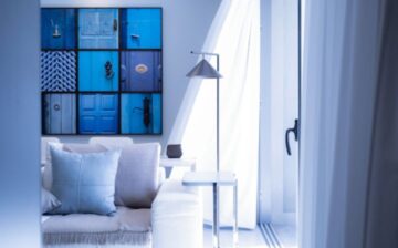 housing with blue frames and decoration in blue