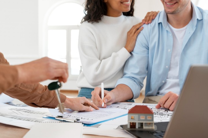 couple signing mortgage
