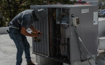 AC cooling repair man