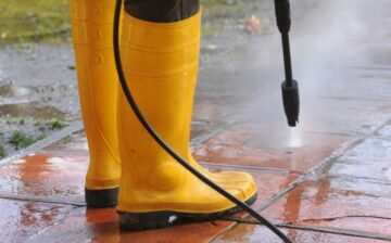 pressure cleaning worker