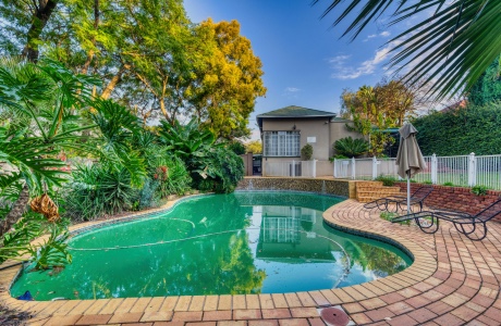 fence gated pool